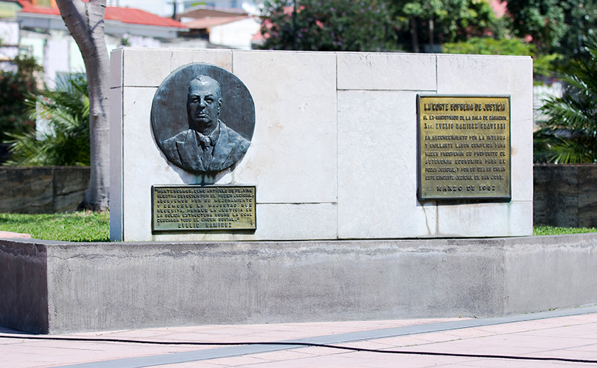 Monumento conmemorativa en honor a Evelio Ramírez Chaverri ubicado en la Plaza de la Justicia.