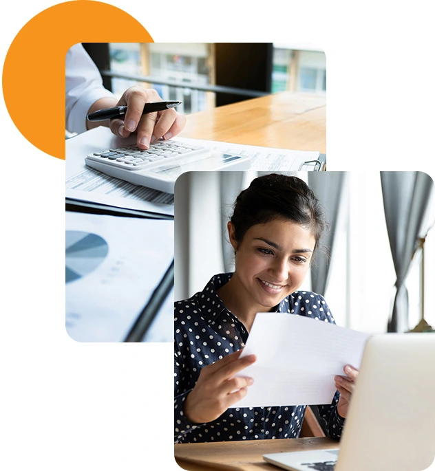 Mujer sentada que está sonriendo sosteniendo un documento.